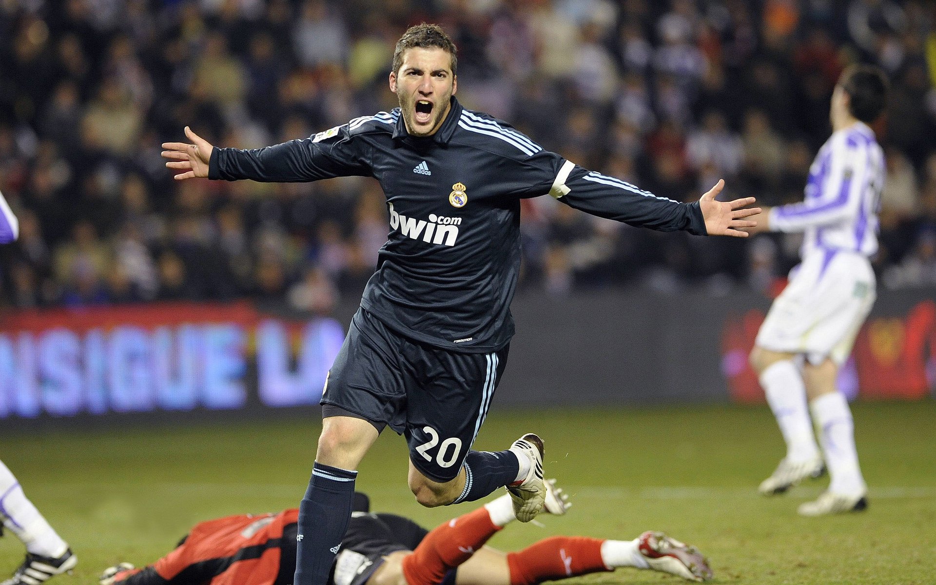 湖人逆转太阳，关键一役中詹姆斯罚球绝杀，湖人詹姆斯打球视频